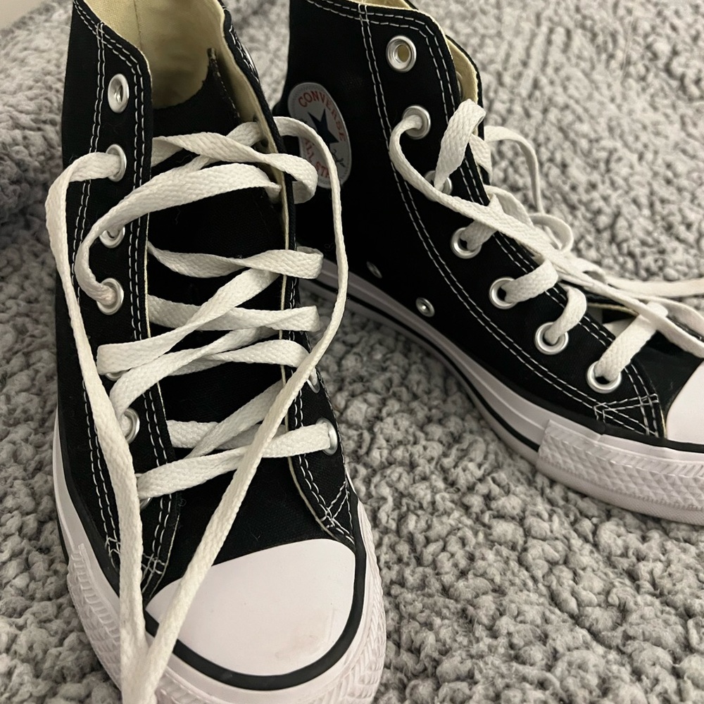 New with no tags . Never worn converse sneakers